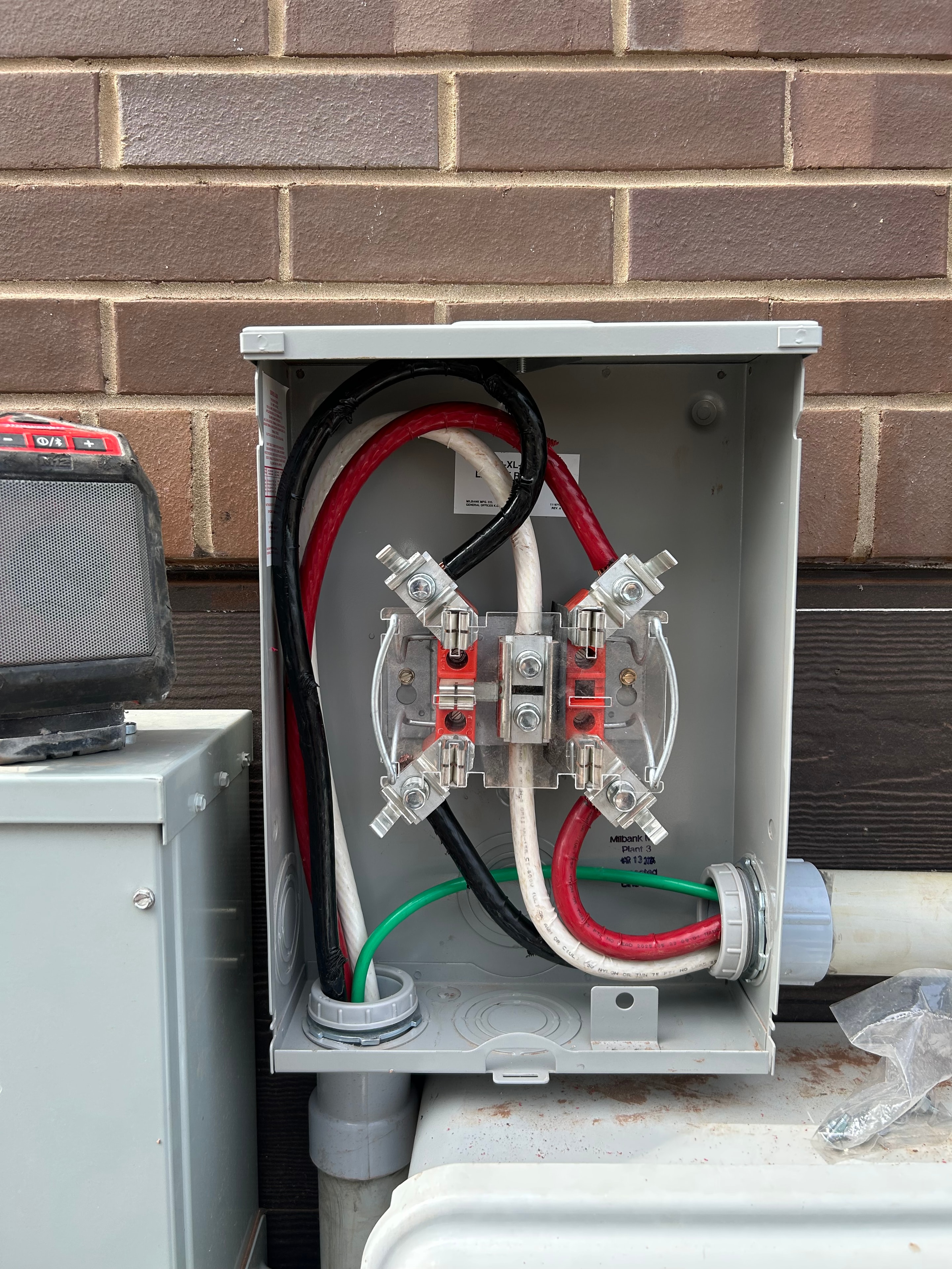 200 amp residential service meter wiring with red, black, and green conductors